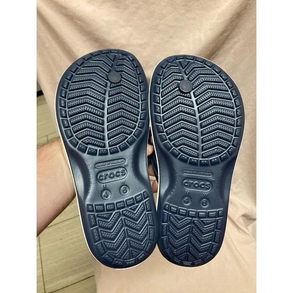 Navy Crocs Flip Flops Size Men’s 4 Women’s 6 - Picture 3 of 3